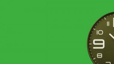 Modern altın saat ileri geçişle karşı karşıya. Yeşil ekran arka planında saat hızlanıyor. Yüksek hız sayacı. Zaman su gibi akıp gidiyor bu zaman atlamasında. Saatin yüzeyi hızla tükeniyor. Tik tak hareket ediyor.