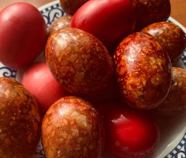 Mermer ve kırmızı yumurtalar. 