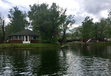 Gölün ortasındaki ev. 