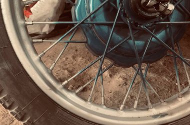 Motosikletin boyalı tekerleği. 