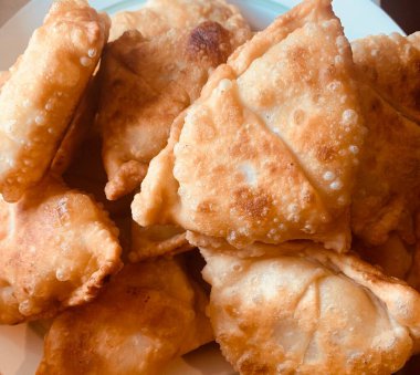 Üçgen patates köfteleri. 