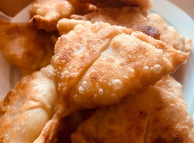 Üçgen patates köfteleri. 