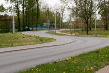 Şehirdeki yol, kaldırımın yanındaki..