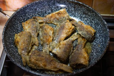 Tavada kızarmış balık. Limonlu ve maydanozlu ızgara..