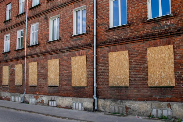 Een Stenen Huis Ramen Benedenverdieping Zijn Verstopt Met Planken — Stockfoto