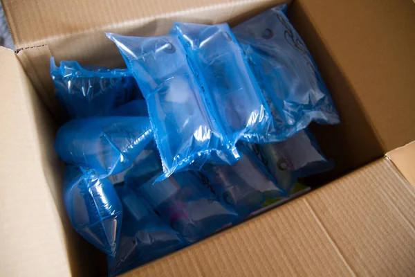 Pakket Met Blauwe Opblaasbare Tassen — Stockfoto