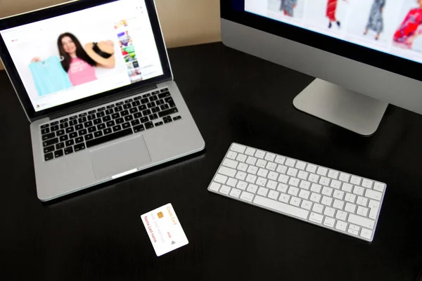 İnternetten alışveriş. Teslimat. Alışveriş çantası. Moda..