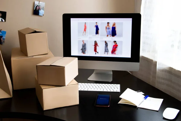 İnternetten alışveriş. Teslimat. Alışveriş çantası. Moda..