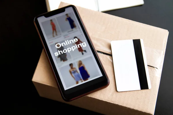 İnternetten alışveriş. Teslimat. Alışveriş çantası. Moda..