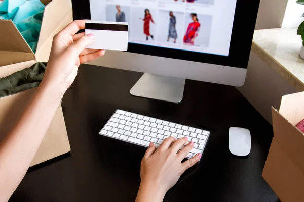 İnternetten alışveriş. Teslimat. Alışveriş çantası. Moda..