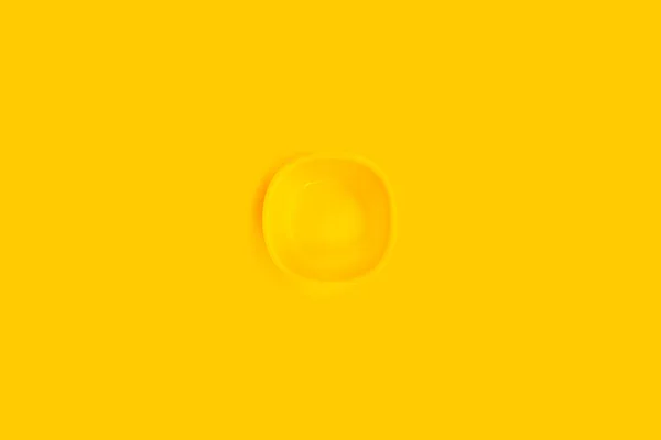黄色の背景に黄色のプレート — ストック写真