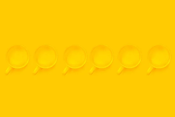 Sarı Arka Planda Sarı Bardaklar — Stok fotoğraf