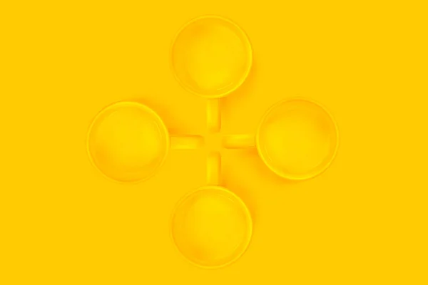 Sarı Arka Planda Sarı Bardaklar — Stok fotoğraf