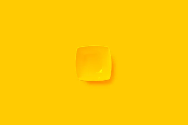 Placa Cotovelo Sobre Fundo Amarelo — Fotografia de Stock