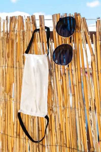 Okulary Przeciwsłoneczne Ogrodzenie Bambusowe — Zdjęcie stockowe