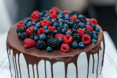 Tren gibi görünen bir düğün pastası.