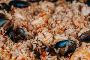 İspanyol paella sokak restoranında hazırlandı.