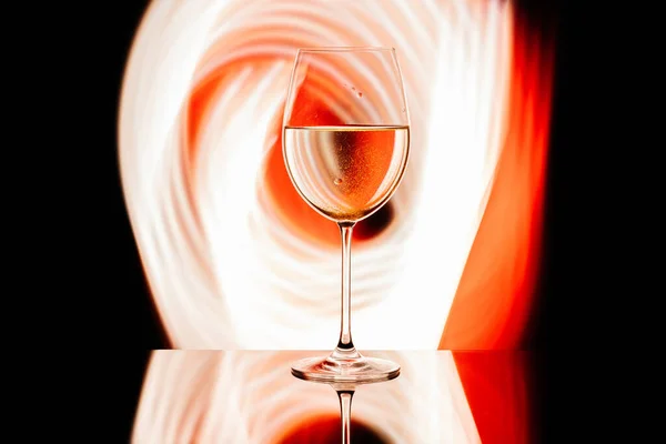 Glas für Wein vor dem Hintergrund heller Farblösungen — Stockfoto