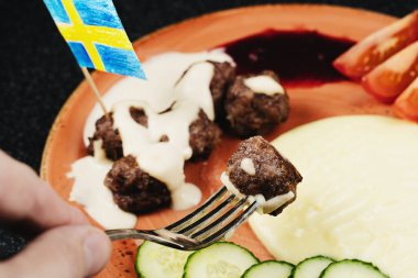 Herkese ulusal İsveç yemeği. Patates püresiyle köfte.