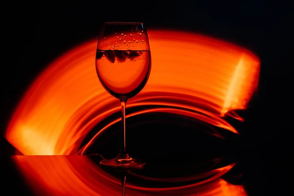 Glas für Wein vor dem Hintergrund heller Farblösungen — Stockfoto