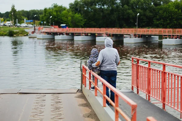 Mother and son wait for the closure of the pontoon bridge — Stock Photo, Image