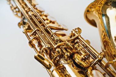 Saksafonun ayrıntıları altın rengidir. Çarklar, valf.