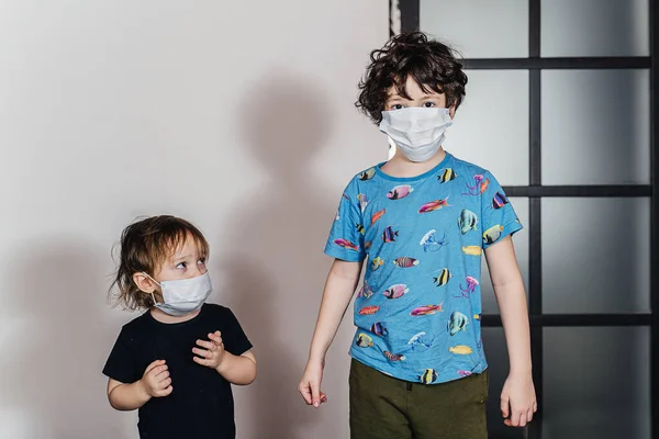 Los niños tratan de mantenerse saludables usando máscaras para protegerlo del covidio. Fotos De Stock