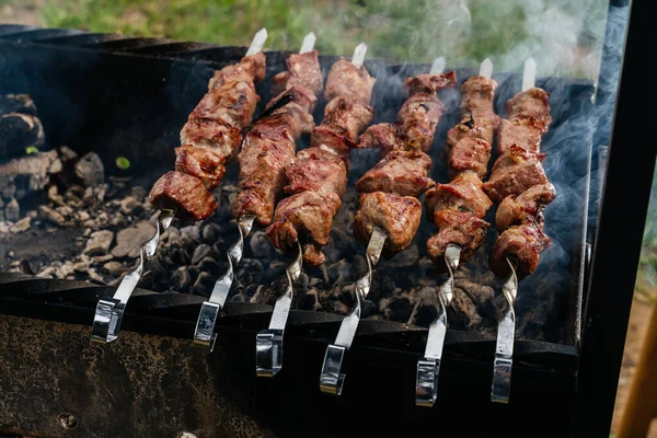 Shish kebab da un collo di maiale su spiedini è preparato su carboni alla griglia — Foto Stock