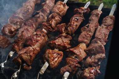 Domuz boynundan şiş kebap ızgarada kömürde pişiyor.