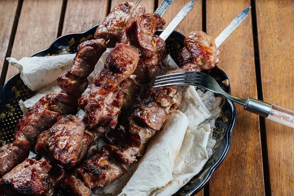 La nuca cocinada de cerdo sobre los pinchazos en un rodillo. Platos tradicionales Imagen De Stock