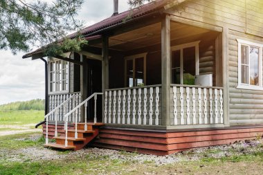 Gri verandalı bir kır evi 