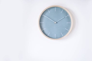 Pastel mavi duvar saati beyaza izole edilmiş