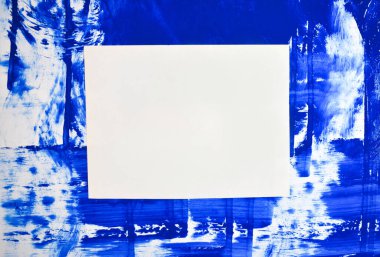 Mavi soyut arkaplan üzerine beyaz kağıt