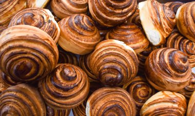 Fırında küçük ekmekler var. Kahvaltı için taze ekmek.