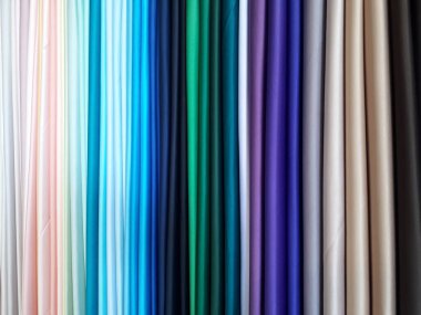 Giysi yapmak için çok renkli kumaş örneği