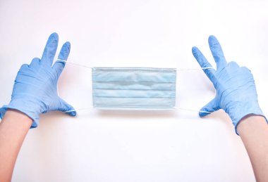 Kız elleri antivirüs maskesi taşıyor.