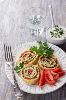 Ahşap bir masa üzerinde sebze rulo