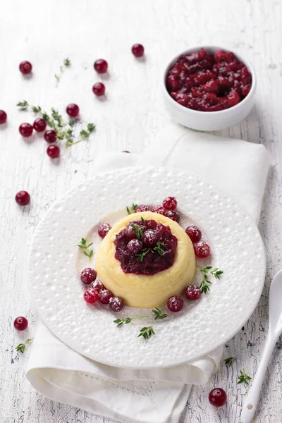 Cheesecake, kwark pudding met jam en verse cranberries — Stockfoto