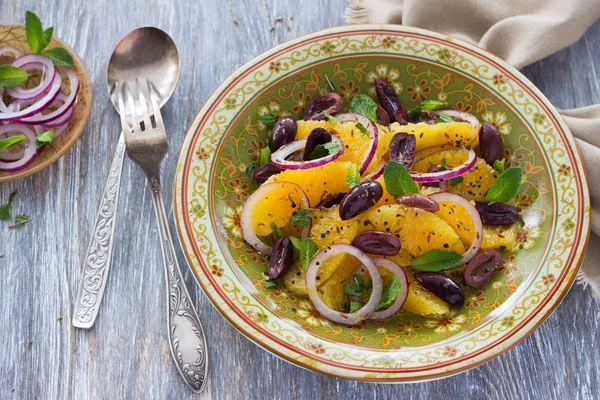 Placa con ensalada marroquí de naranjas sobre una mesa de madera — Foto de Stock