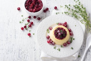 Cheesecake, süzme peynir puding reçel ve taze kızılcık