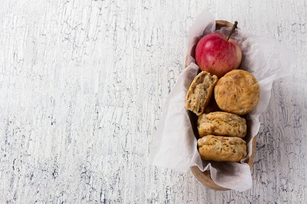 Яблочные булочки на белой винтажной поверхности — стоковое фото