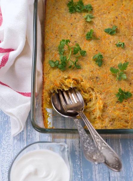 Mavi bir arka plan üzerinde sebze güveç