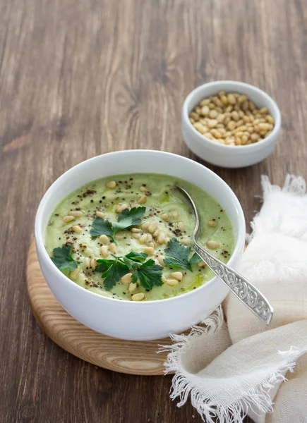 Blumenkohlpüree-Suppe mit Petersilie und Pinienkernen — Stockfoto