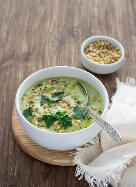 Soep van bloemkool puree met peterselie en pijnboompitten — Stockfoto