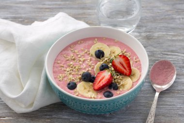 Sağlıklı ham Kahvaltı: Filiz yeşil buğday çilek ve muz püresi