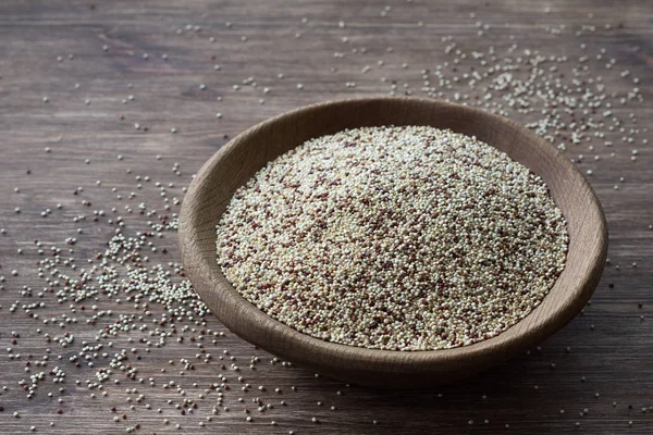 Μικτή raw quinoa σε ξύλινο μπολ στο ξύλινο τραπέζι — Φωτογραφία Αρχείου