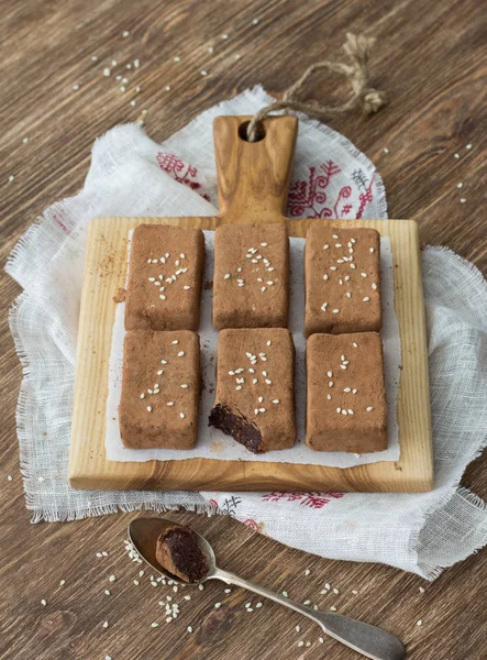 Dulces de chocolate con frutos secos y semillas de sésamo — Foto de Stock