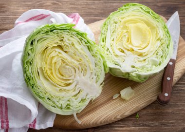 Ahşap masa üzerinde ahşap tahta üzerinde taze genç lahana