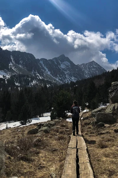 女孩在山上徒步旅行 — 图库照片