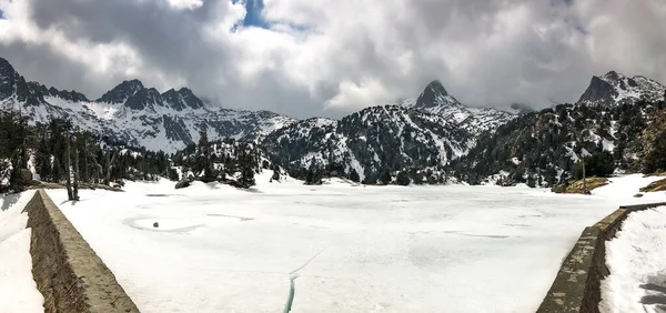 山上结冰的湖面 — 图库照片